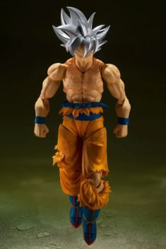 S.H.FIGUARTS DRAGON BALL SUPER - SON GOKU ULTRA INSTINCT (TOYOTARO EDITION) EXCLUSIVE ACTION FIGURE AND BOOK SET BY BANDAI TAMASHII